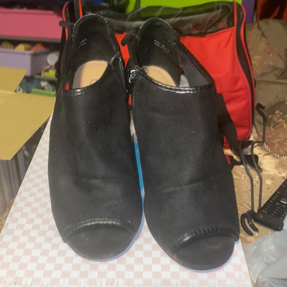 Black wedge heels